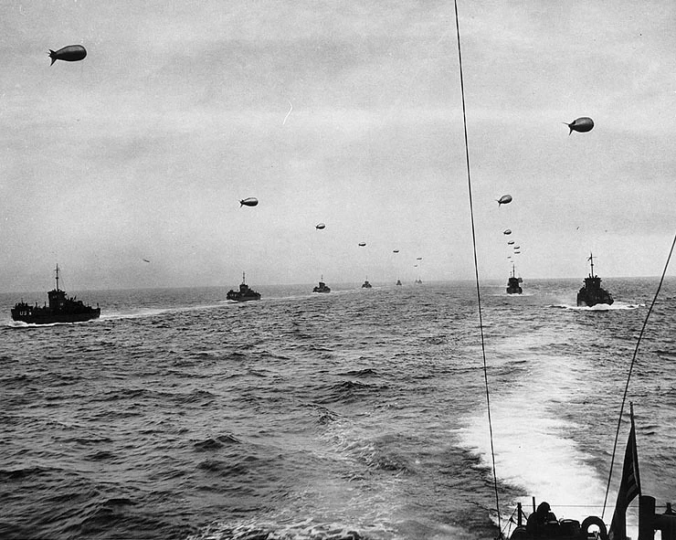 Alianckie okręty desantowe zbliżają się do plaż Normandii Alianckie okręty desantowe płyną w kierunku plaż Normandii w trakcie D-Day, 6 czerwca 1944 roku.