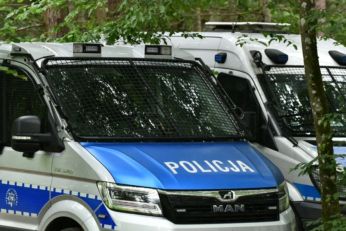 Na granicy zostały uszkodzone dwa policyjne radiowozy Na granicy zostały uszkodzone dwa policyjne radiowozy