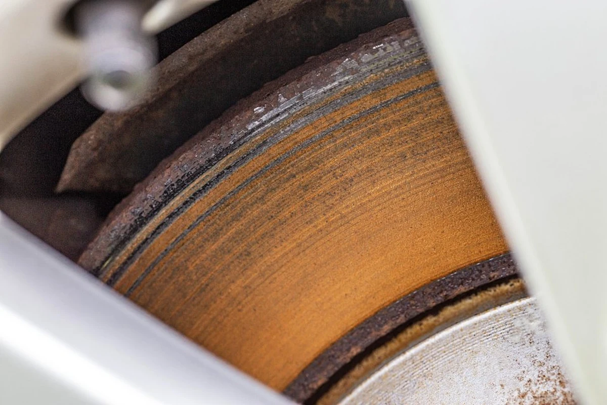 Korozja tarcz hamulcowych to duży problem samochodów elektrycznych