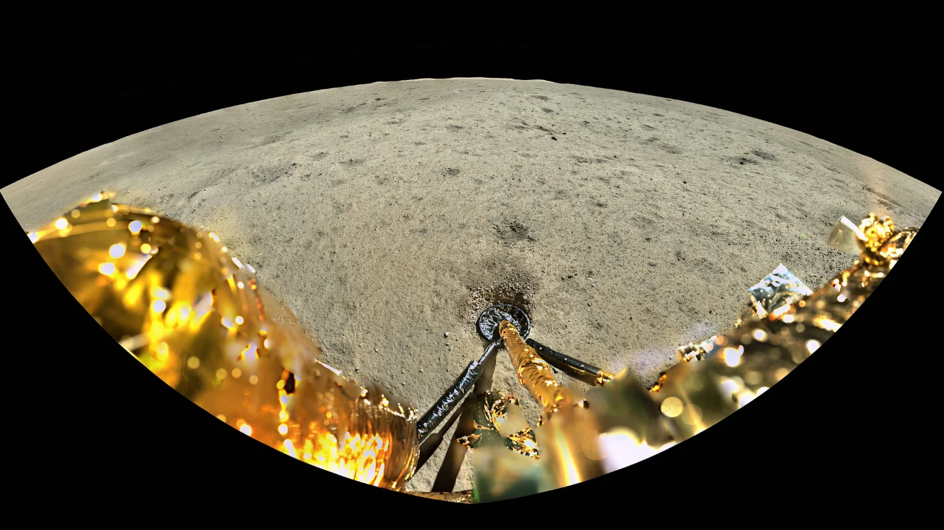 Zdjęcie panoramiczne obszaru, skąd lądownik Chang'e 6 pobrał próbki po ciemnej stronie Księżyca.