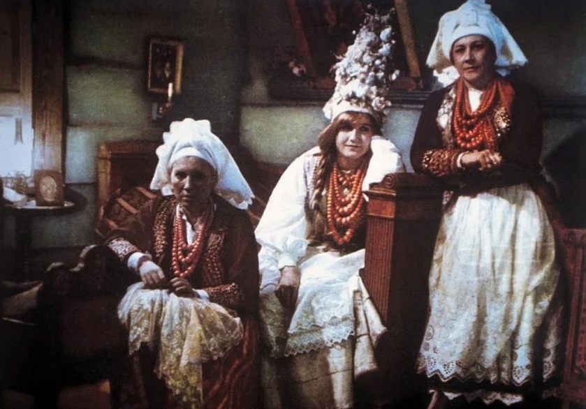 Emilia Krakowska, Ewa Ziętek i Izabela Olszewska w filmie Andrzeja Wajdy "Wesele" (1972) Emilia Krakowska, Ewa Ziętek i Izabela Olszewska w filmie Andrzeja Wajdy "Wesele" (1972)
