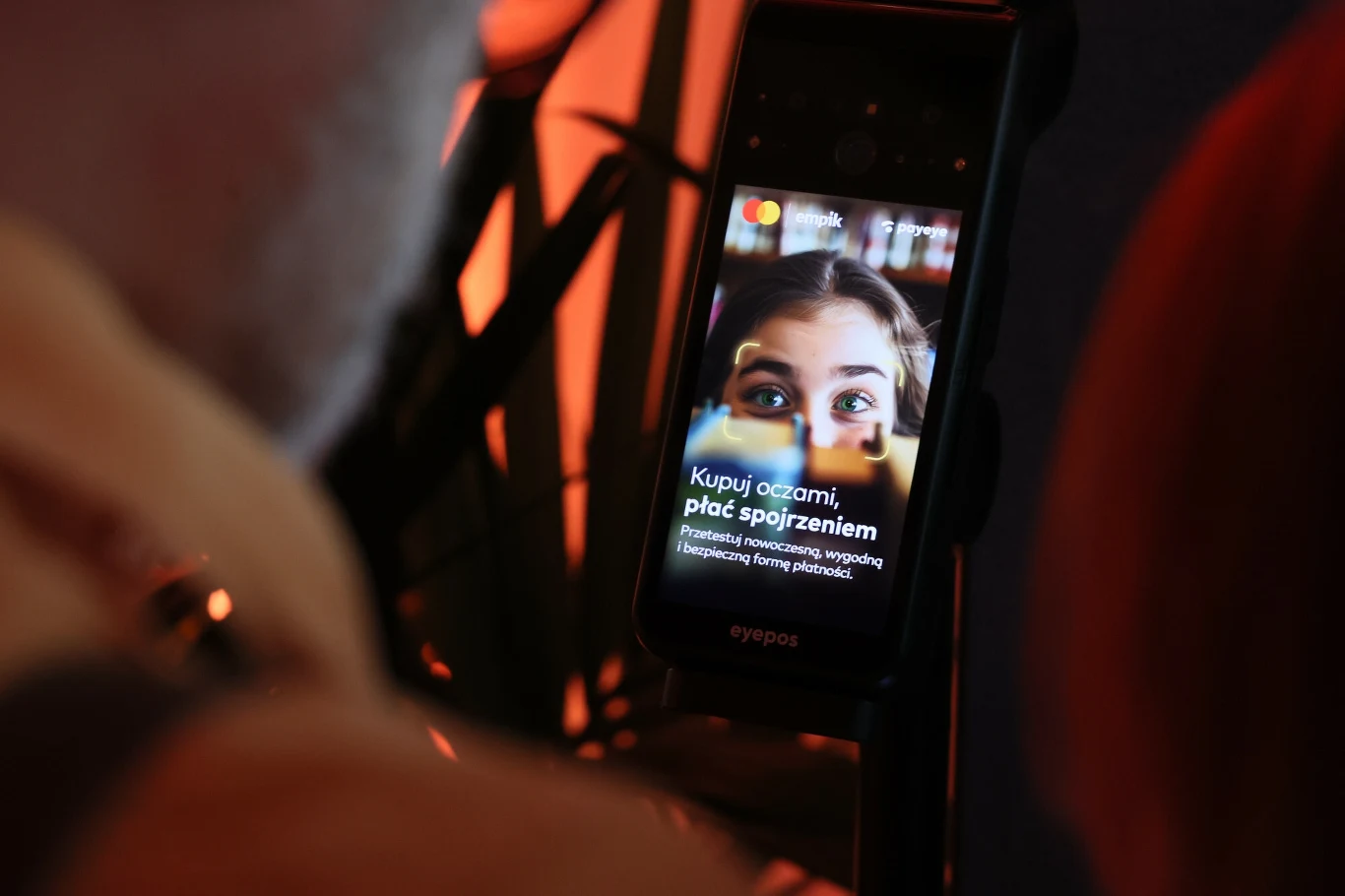 Dzięki nowemu rozwiązaniu Mastercard w Empiku będzie można zapłacić tylko za pomocą spojrzenia Dzięki nowemu rozwiązaniu Mastercard w Empiku będzie można zapłacić tylko za pomocą spojrzenia