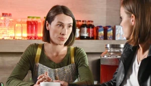 Basia Kukiel (Natalia Szulc-Kucharska), bufetowa z policyjnej stołówki, znów wykaże się niewyparzonym językiem