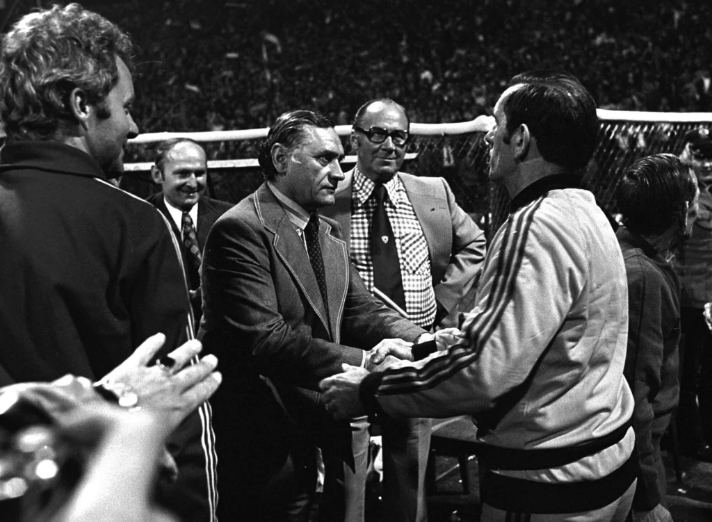Kazimierz Górski wita się z trenerem Holendrów przed pamiętnym meczem na Stadionie Śląskim w 1975 roku. Kazimierz Górski wita się z trenerem Holendrów przed pamiętnym meczem na Stadionie Śląskim w 1975 roku.