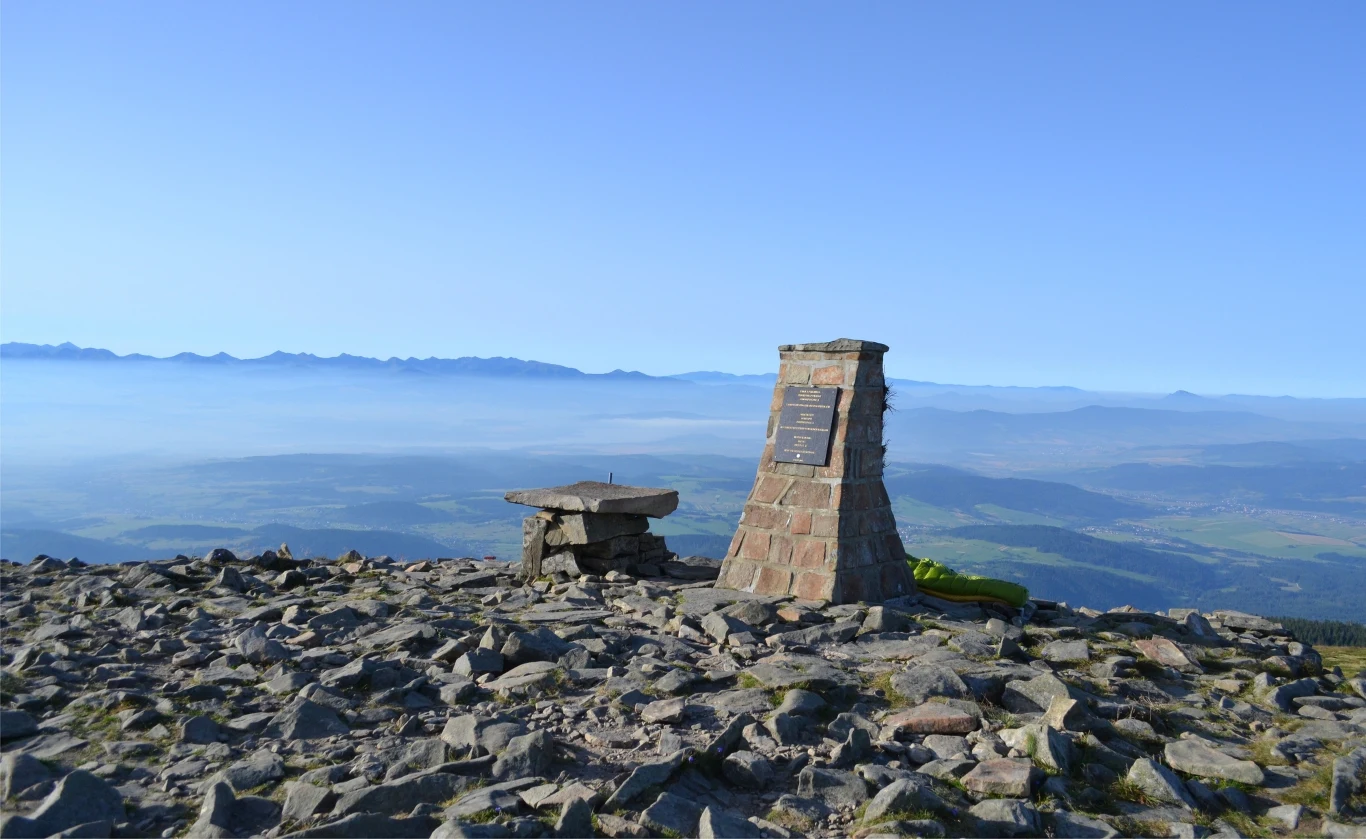 Ze szczytu Babiej Góry rozciąga się doskonały widok, dzięki czemu można ujrzeć Tatry, Gorce, Pieniny, a także inne pasma górskie w Polsce, Słowacji, a nawet Czechach.