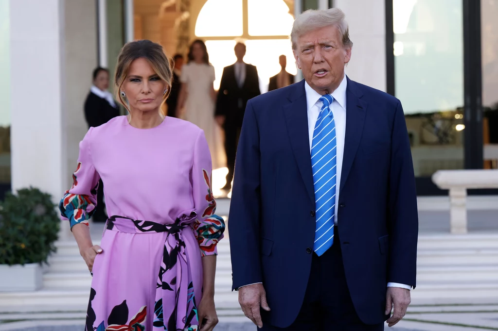 Dawno niewidziana Melania Trump powróciła na salony i zachwyciła letnimi stylizacjami 