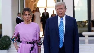 Dawno niewidziana Melania Trump powróciła na salony i zachwyciła letnimi stylizacjami 