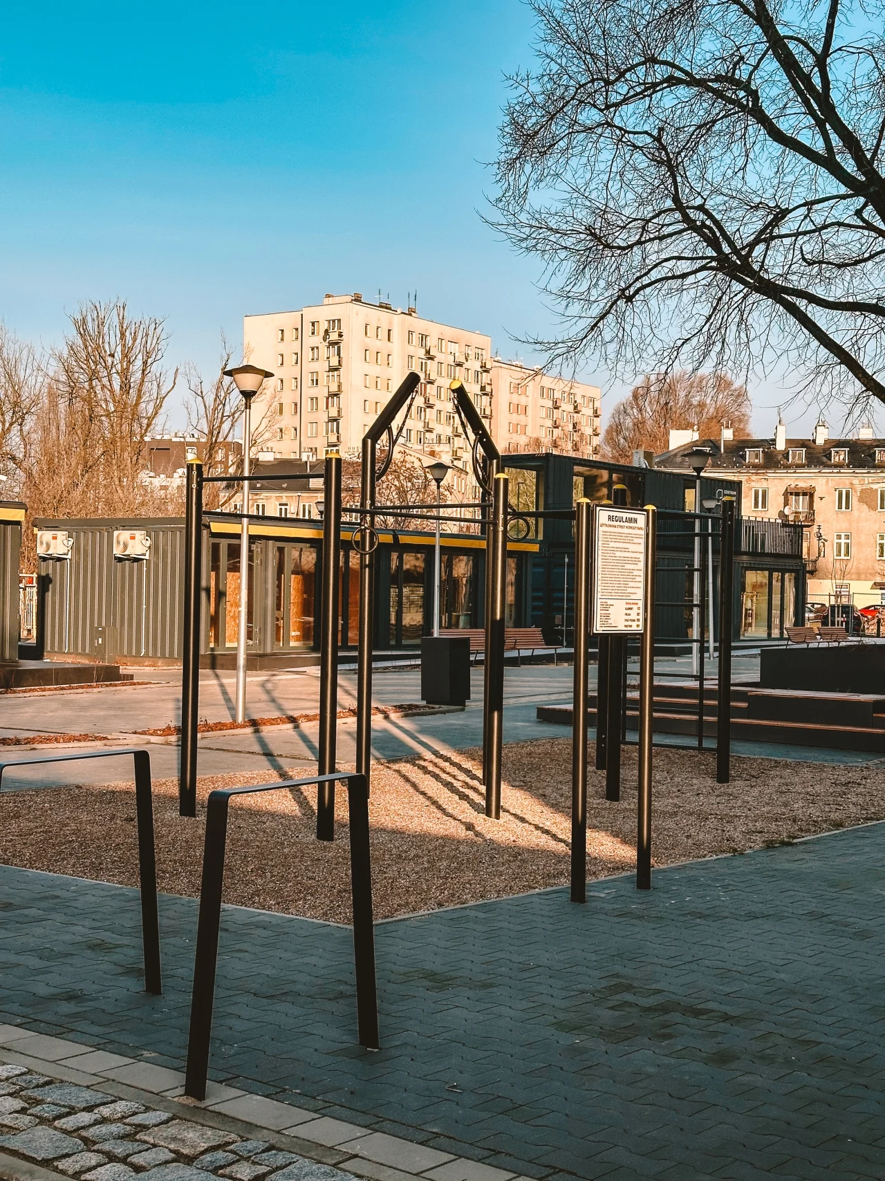 Centrum Lokalne Kamionek powstało na miejscu dawnego bazaru Rogatka. Jedną z atrakcji jest plac zabaw dla dzieci. Źródło: pragapld.um.warszawa.pl