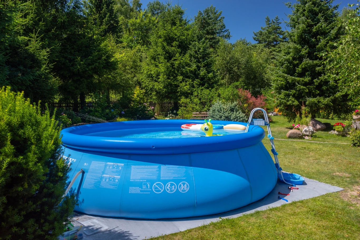 Jaki basen do ogrodu wybrać? Opcji jest kilka.