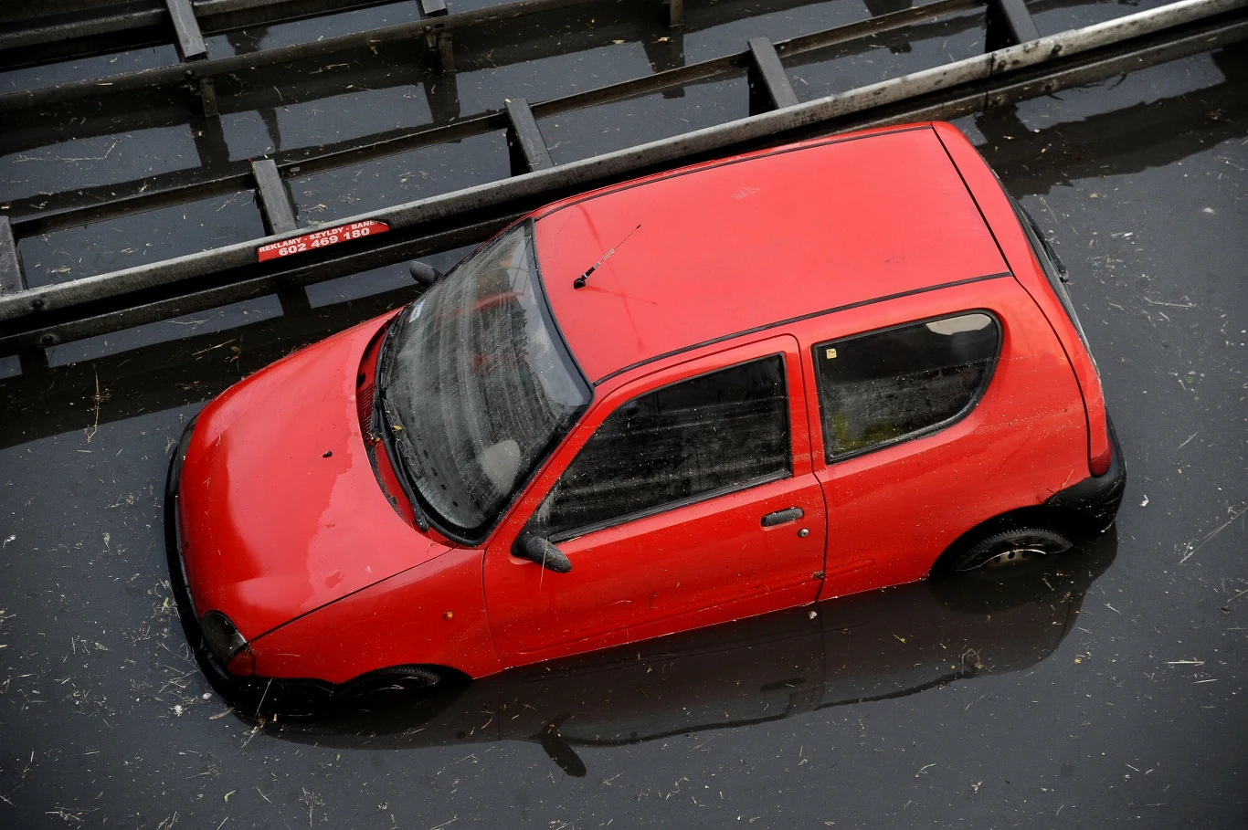 Warto sprawdzić stan instalacji elektrycznej. Woda może powodować korozję przewodów Warto sprawdzić stan instalacji elektrycznej. Woda może powodować korozję przewodów