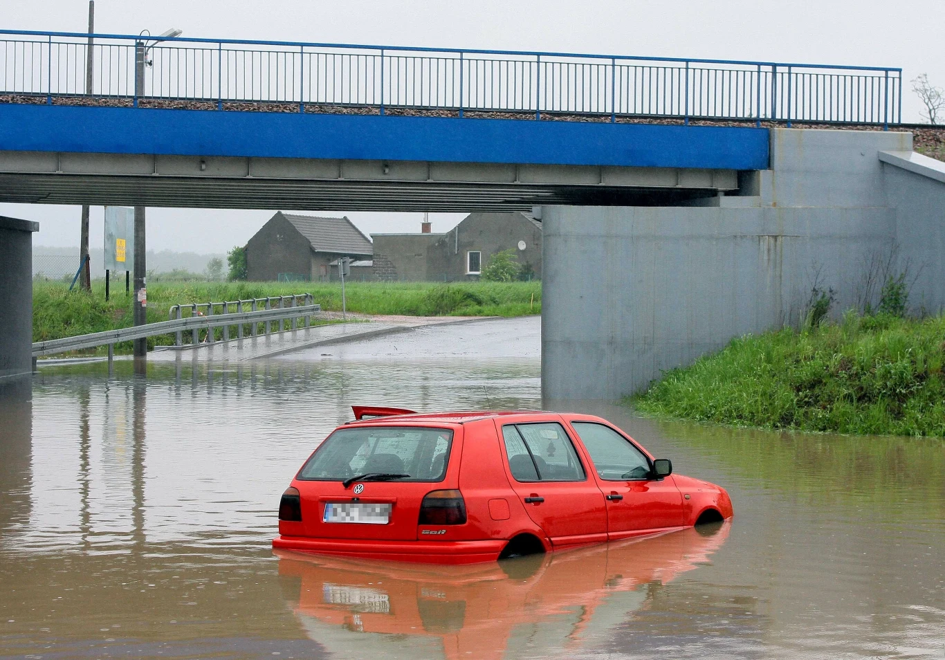 Zalanie samochodu w wyniku żywiołu takiego jak powódź zwykle oznacza szkodę całkowitą. Zalanie samochodu w wyniku żywiołu takiego jak powódź zwykle oznacza szkodę całkowitą.
