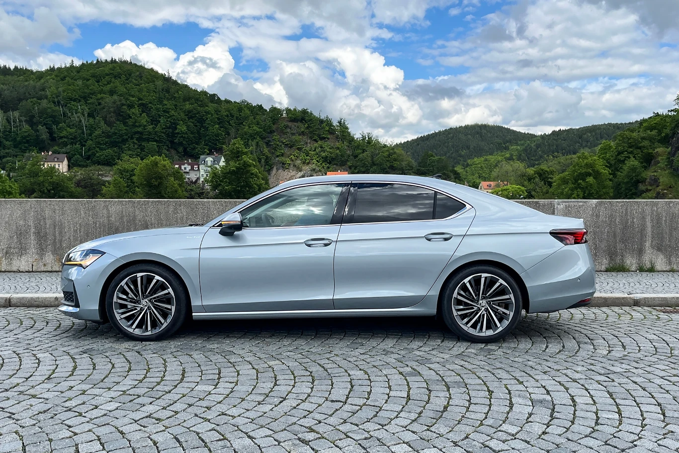 Nowa Skoda Superb niezmiennie hołduje wartościom od lat przyświecającym czeskim inżynierom.