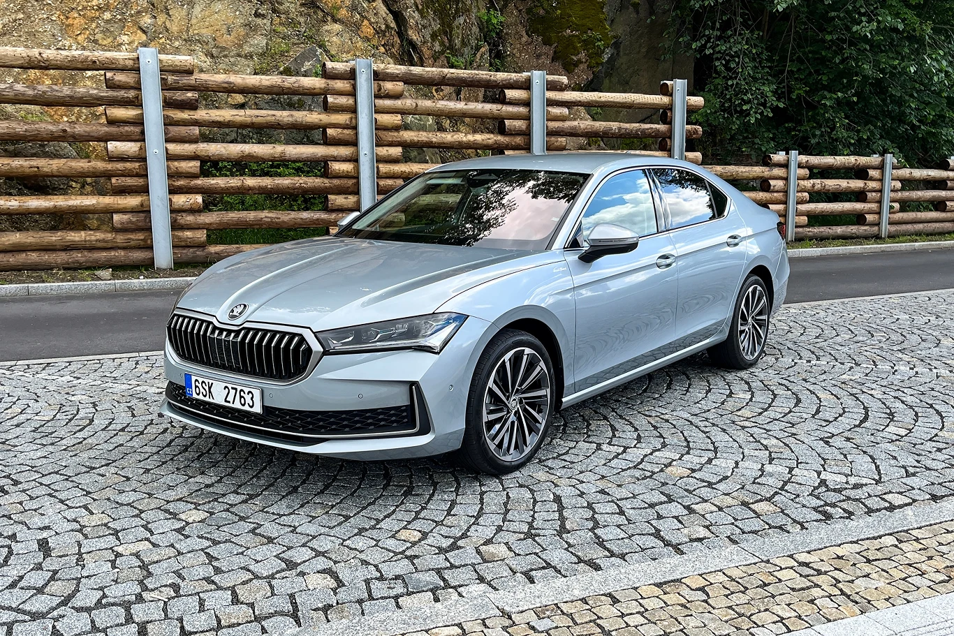 W Skodzie Superb czwartej generacji napęd 4x4 oferowany jest z silnikiem benzynowym 2.0 TSI oraz diesla 2.0 TDI. 