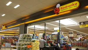 Biedronka i Lidl doliczą nową opłatę za zakupy. Już znamy termin