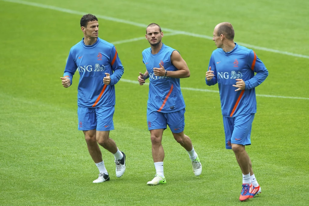 Khalid Boulahrouz z lewej, obok Wesley Sneijder i Arjen Robben Khalid Boulahrouz z lewej, obok Wesley Sneijder i Arjen Robben