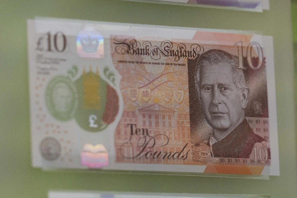 Nowe banknoty z wizerunkiem Karola III weszły do obiegu w Wielkiej Brytanii