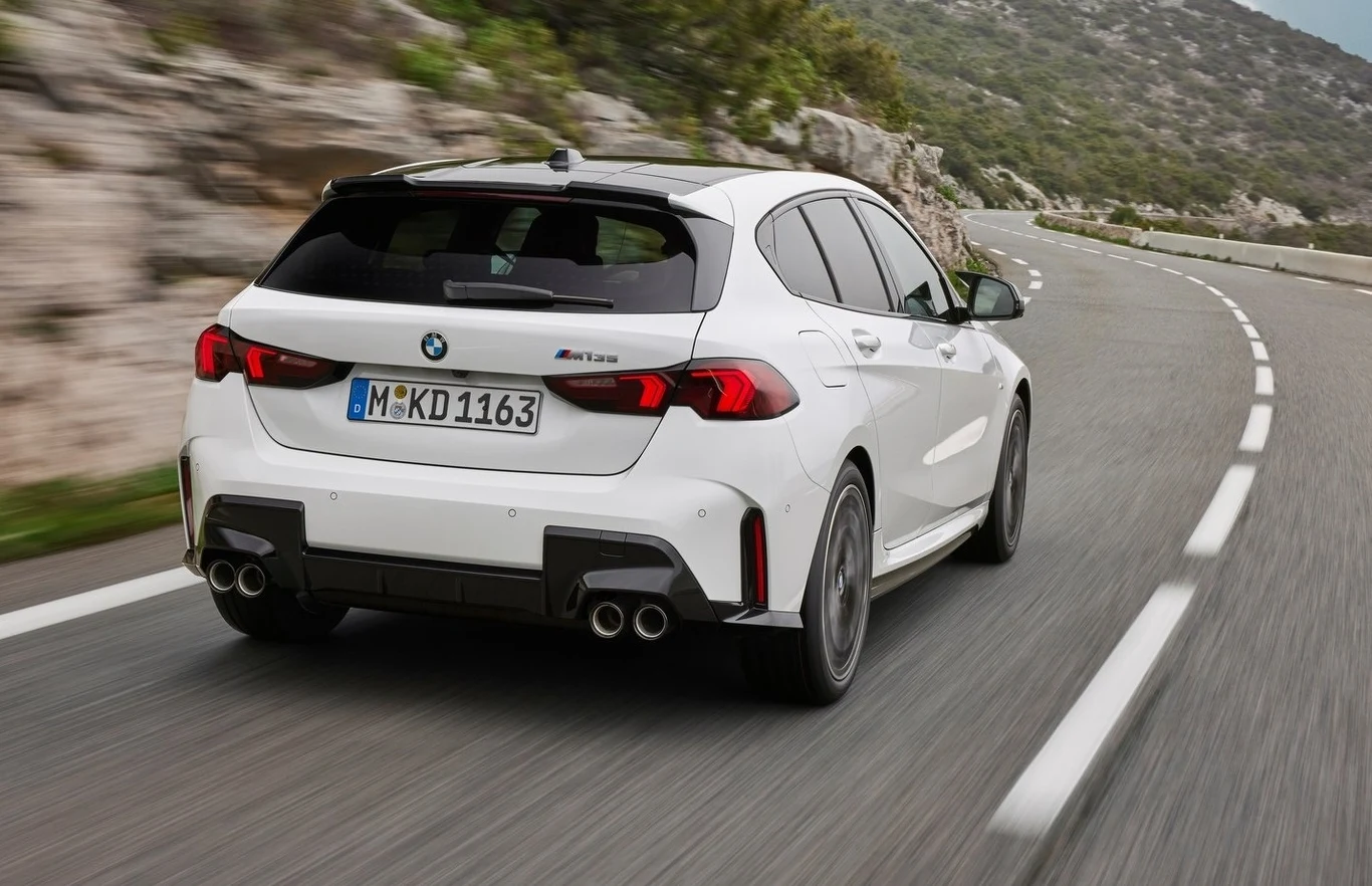 BMW M135 xDrive wyróżnia się czterema końcówkami wydechu i lotką nad tylną szybą