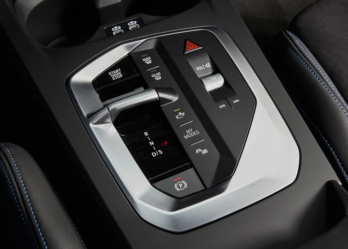 Nowa seria 1 przejęła typowy dla współczesnych BMW panel z przełącznikiem wybieraka skrzyni biegów, przyciskiem hamulca ręcznego, pokrętłem głośności i kilkoma innymi przełącznikami.