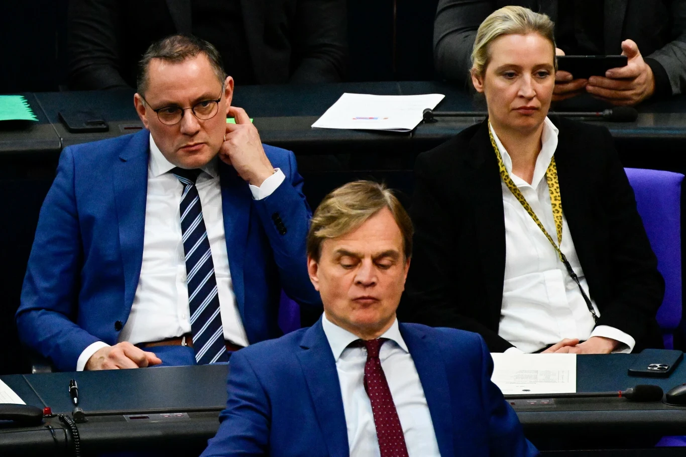 Na górze współliderzy AfD Tino Chrupalla i Alice Weidel. Poniżej inny polityk tej partii Bernd Baumann