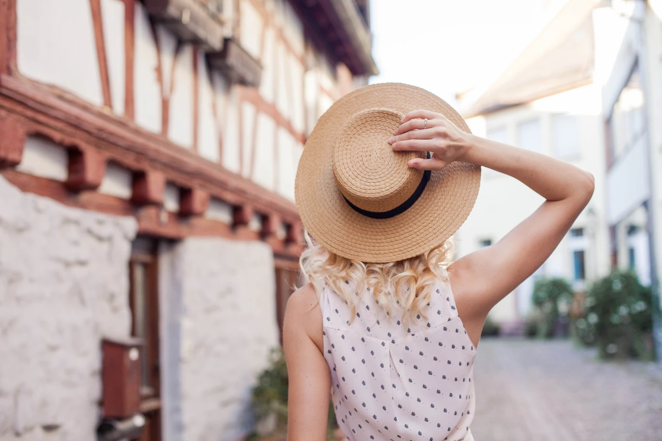 Modne nakrycia głowy w letnim sezonie 2024. Co będzie królować na głowach?