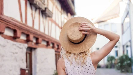 Modne nakrycia głowy w letnim sezonie 2024. Co będzie królować na głowach?