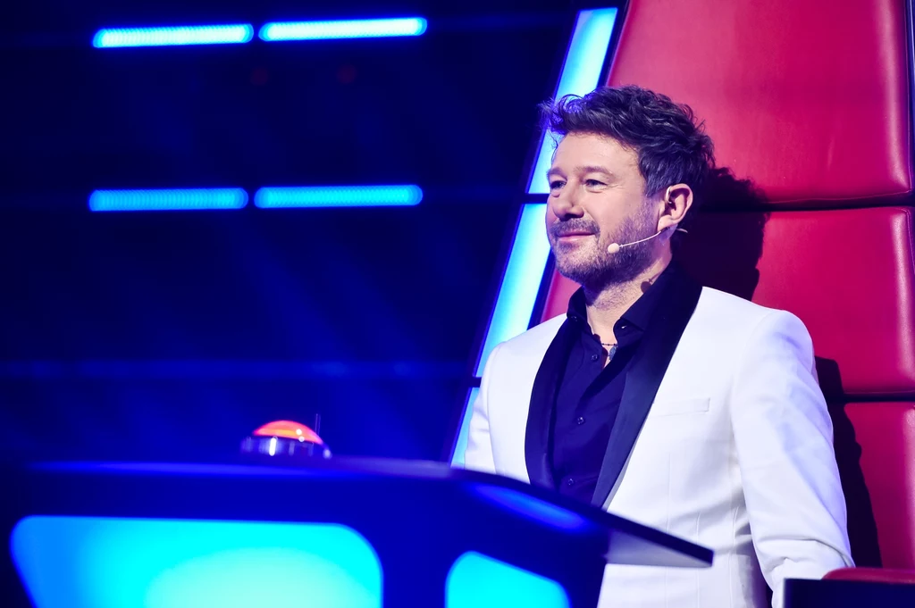 Andrzej Piaseczny w czerwonym fotelu trenera "The Voice Senior"