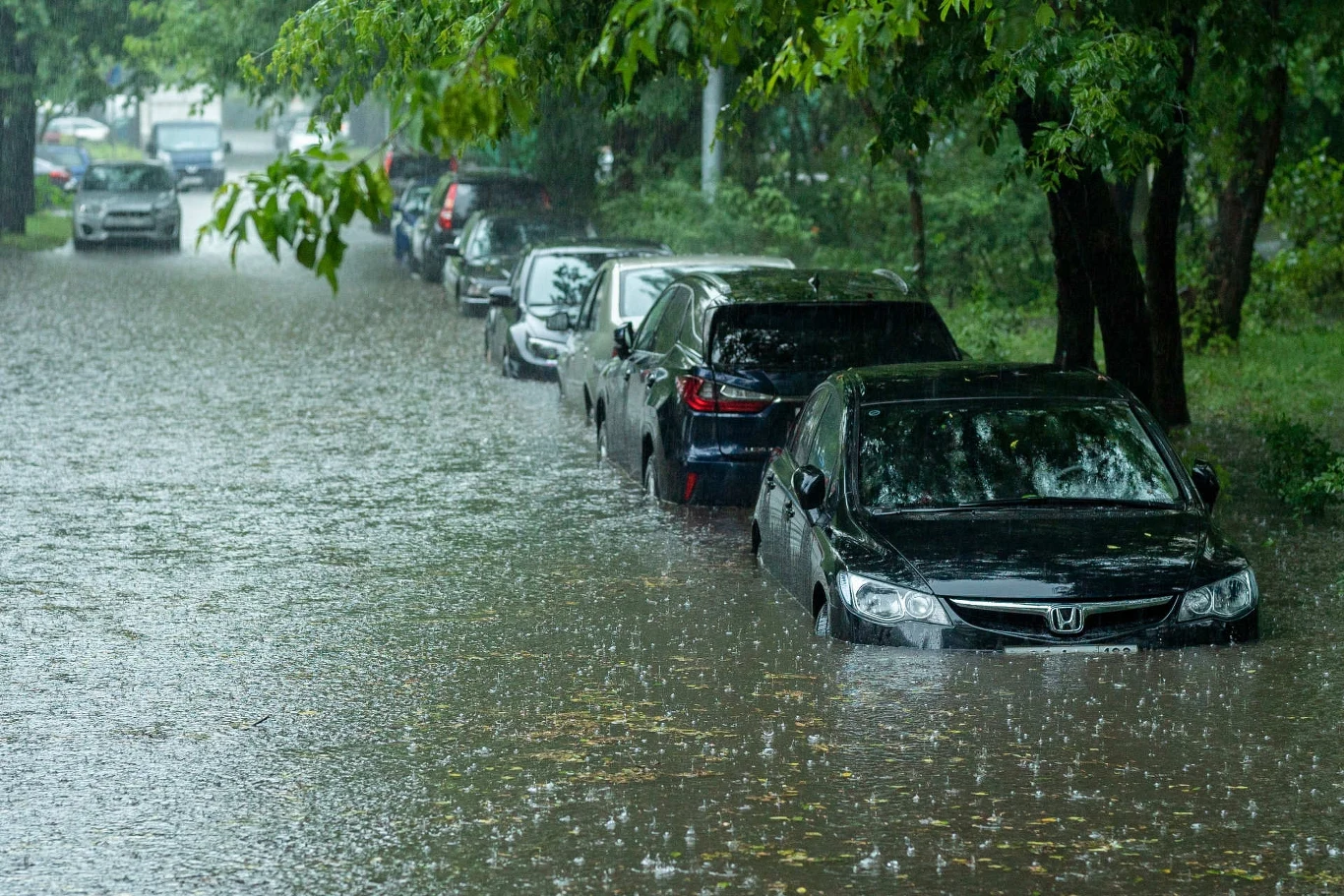 Po każdej powodzi na rynek trafiają zalane auta Po każdej powodzi na rynek trafiają zalane auta