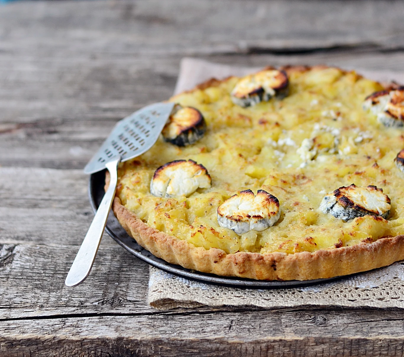 Francuski quiche doskonale komponuje się z kapustą pak choi Francuski quiche doskonale komponuje się z kapustą pak choi