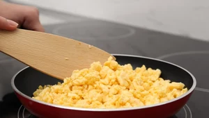 Zetrzyj wprost do jajecznicy. Trzyma cholesterol w ryzach, po cichu spala boczki