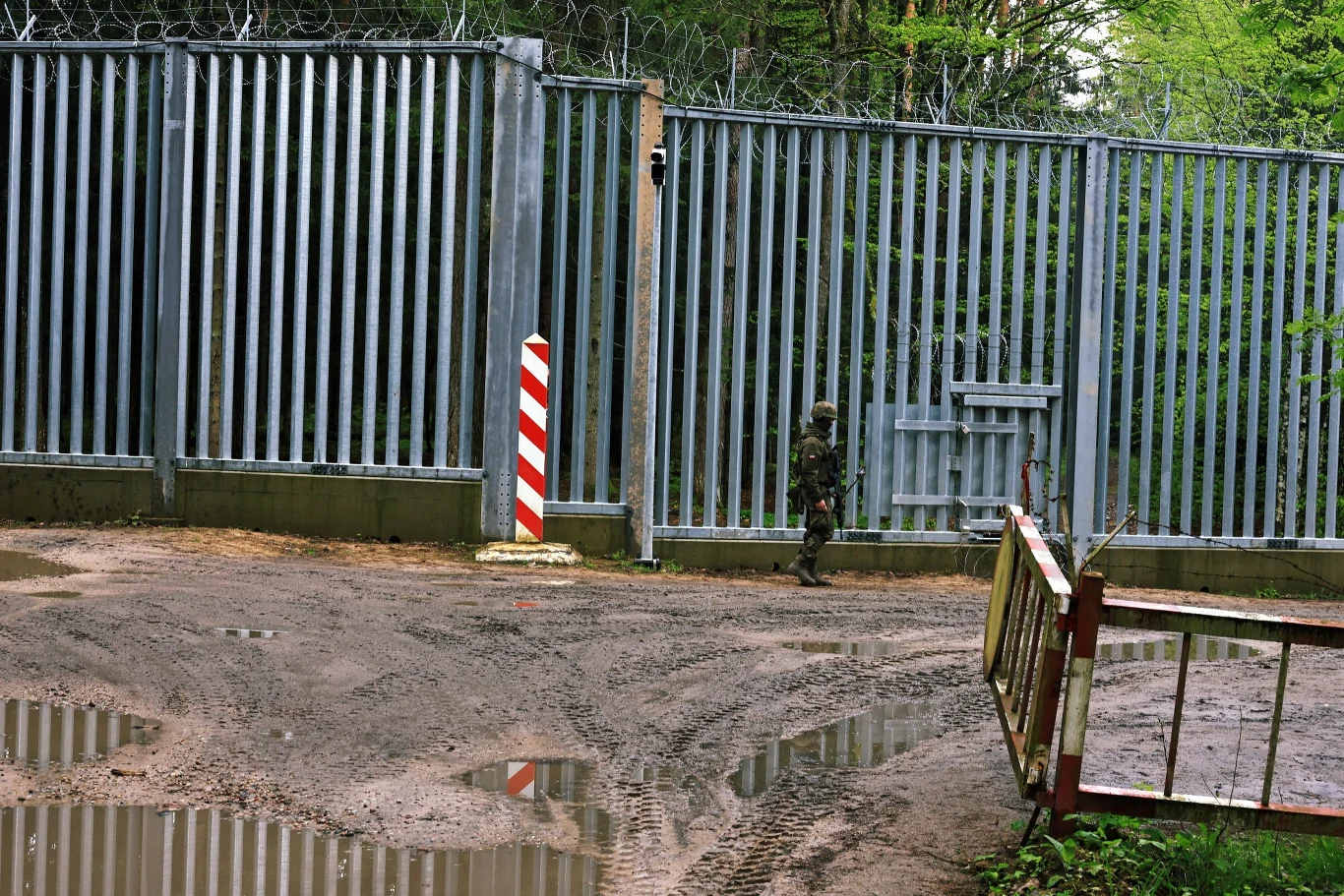 Szef MON przekazał nowe informacje o stanie zdrowia żołnierza zranionego przez migranta Szef MON przekazał nowe informacje o stanie zdrowia żołnierza zranionego przez migranta