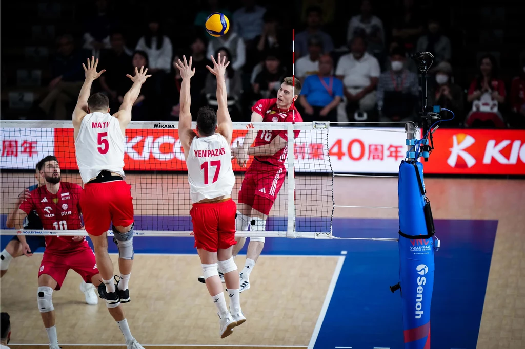 Kamil Semeniuk atakuje w trakcie meczu Polska - Turcja Kamil Semeniuk atakuje w trakcie meczu Polska - Turcja