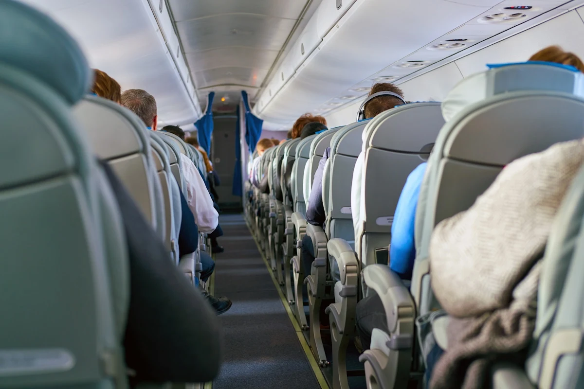 Poszukując tanich biletów lotniczych, warto też sprawdzać loty czarterowe last minute