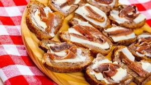 Włosi i Hiszpanie uwielbiają, Polacy nie znają. Czym są anchois?