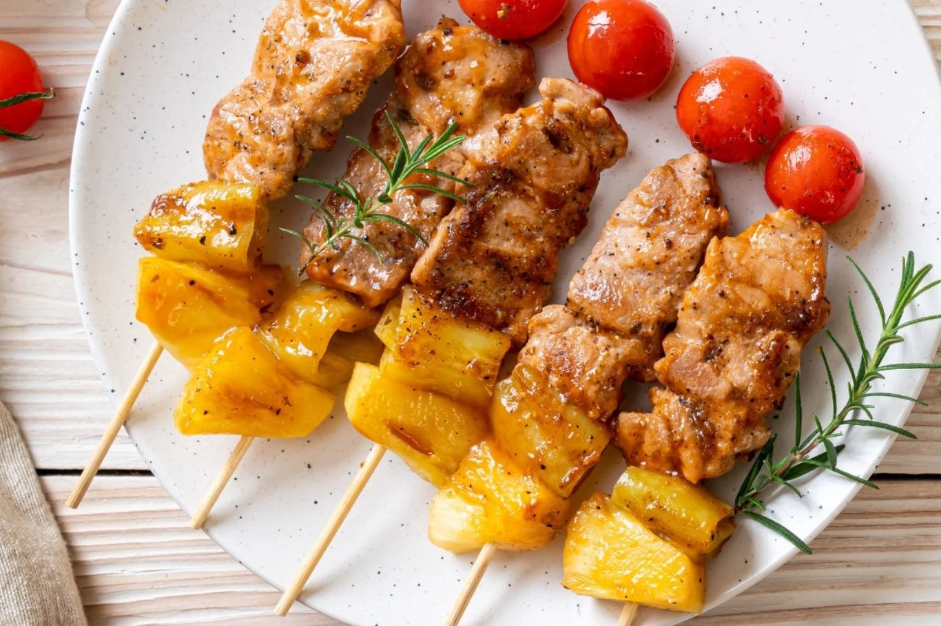 Szaszłyki z ananasem i wieprzowiną