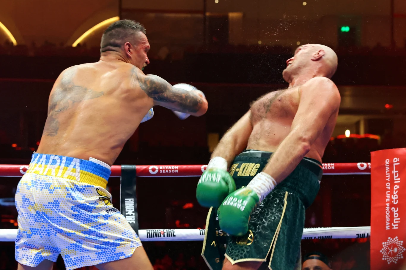 Ołeksandr Usyk (z lewej) i Tyson Fury
