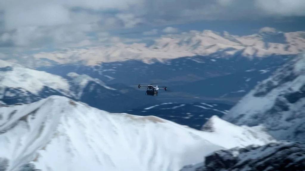 Pierwsza w historii dostawa dronem na Mount Everest zakończona sukcesem.