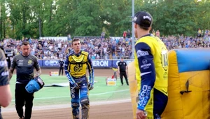 Kacper Pludra schodzi z toru po defekcie. Czeka na niego Jason Doyle.