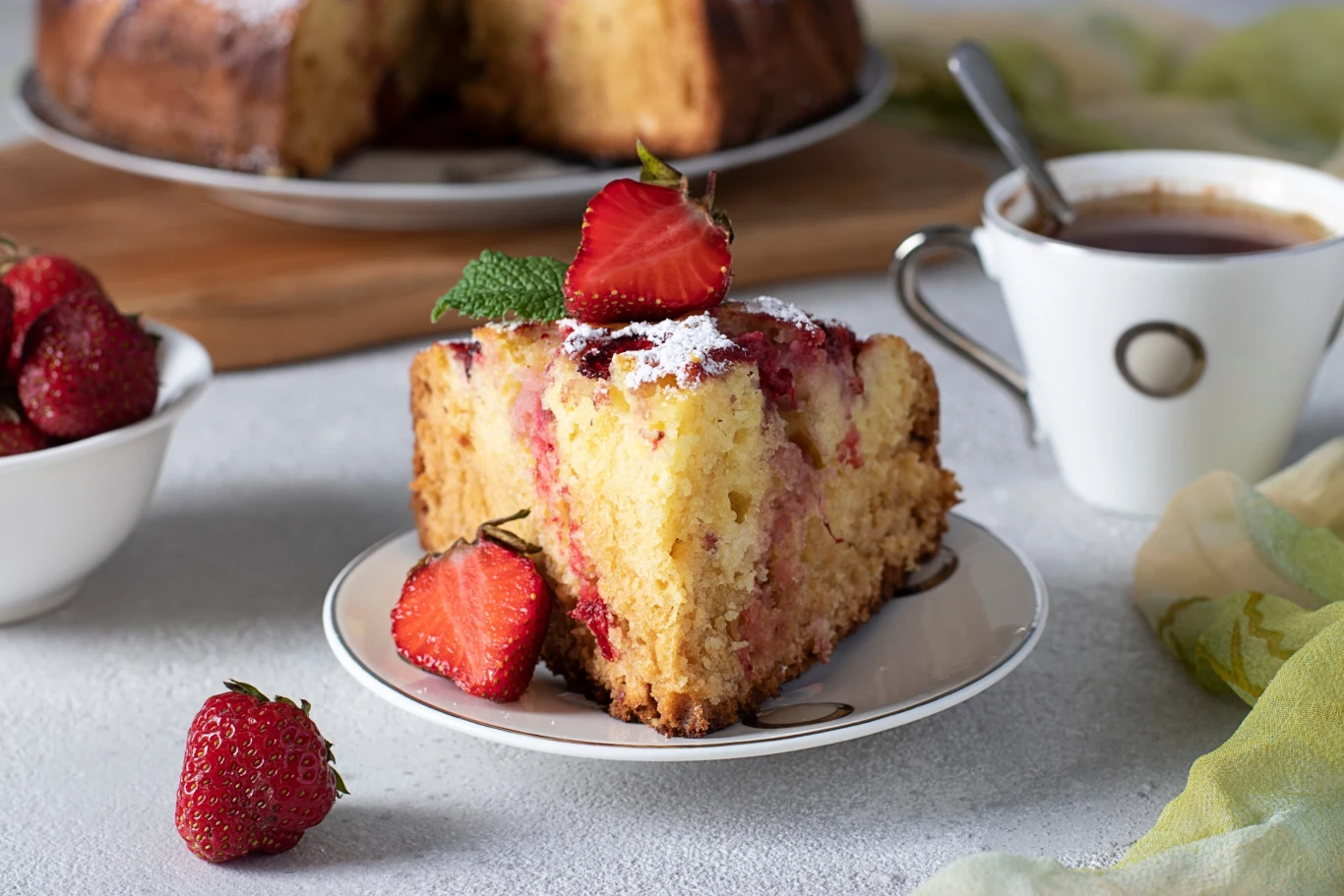 Ciasto z rabarbarem i kwiatami czarnego bzu wychodzi puszyste Ciasto z rabarbarem i kwiatami czarnego bzu wychodzi puszyste