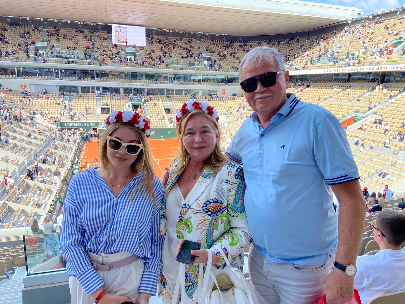 Rodzina z Gniezna na półfinale French Open. Od lewej: Kasia, Gosia i Jacek