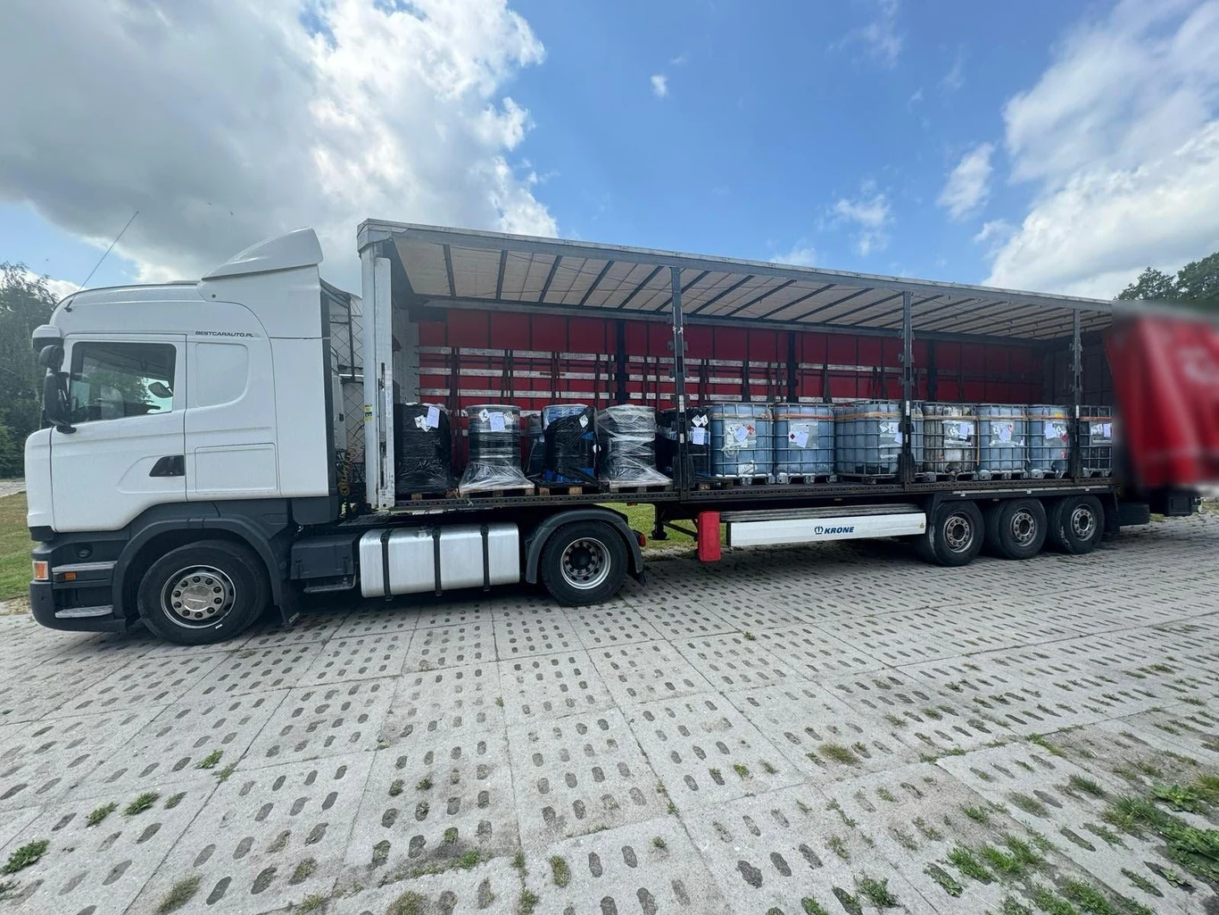 12 pojemników typu mauzer 1000 l oraz 22 beczki z zawartością odpadów farb i lakierów zawierających rozpuszczalniki organiczne i inne substancje niebezpieczne o łącznej wadze blisko 18 ton odkryto w Gdańsku 12 pojemników typu mauzer 1000 l oraz 22 beczki z zawartością odpadów farb i lakierów zawierających rozpuszczalniki organiczne i inne substancje niebezpieczne o łącznej wadze blisko 18 ton odkryto w Gdańsku
