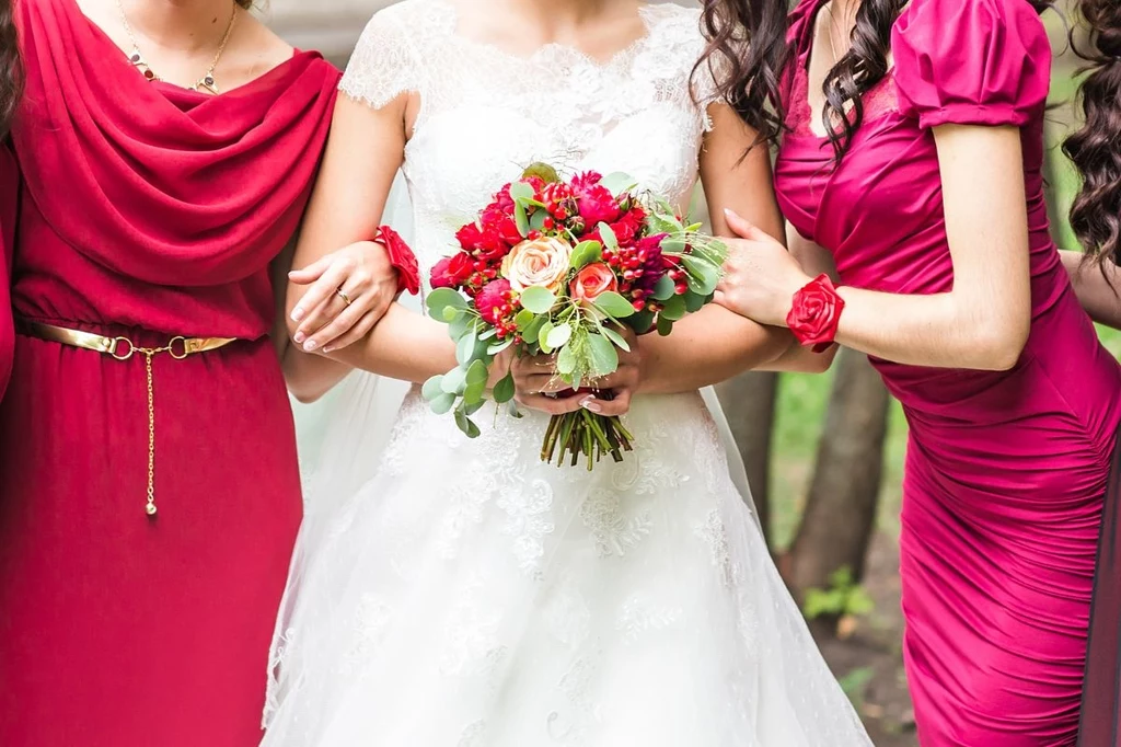 Wybierając suknię na wesele tych kolorów unikaj jak ognia