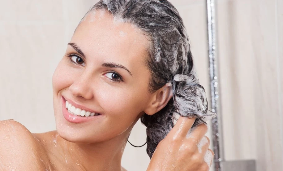 kobieta myjąca włosy Fot. Adobe Stock
