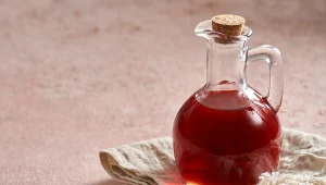 Łyżka octu owocowego na czczo pobudzi metabolizm. Wypity przed posiłkiem zbije cukier