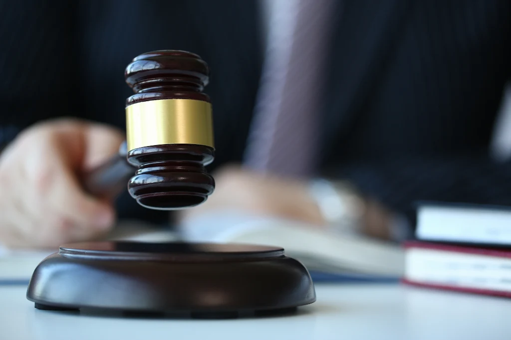W postępowaniu o dział spadku sąd przede wszystkim ustala skład spadku i jego wartość oraz kto i w jakiej części dziedziczy spadek.