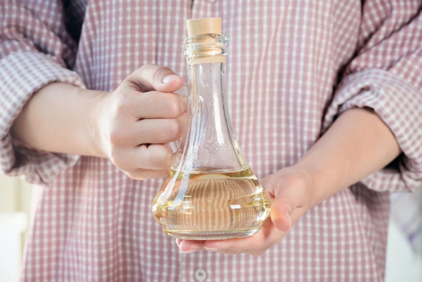 Ocet poprzez swoje właściwości minimalizuje pryskanie oleju podczas smażenia. Warto więc przed rozgrzaniem patelni, przetrzeć ją ręcznikiem papierowym nasączonym odrobiną octu. 