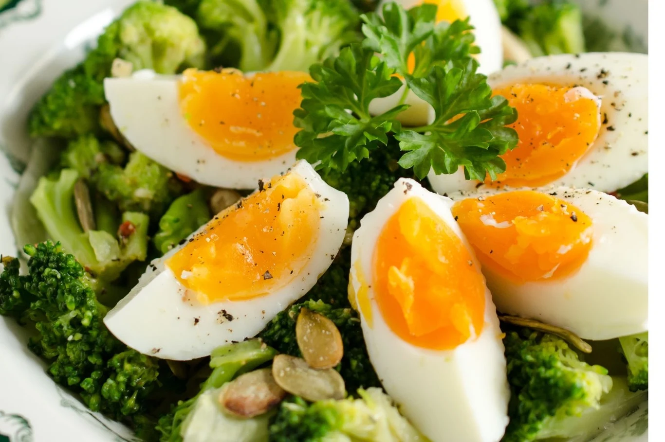 Sałatka brokułowo-jajeczna