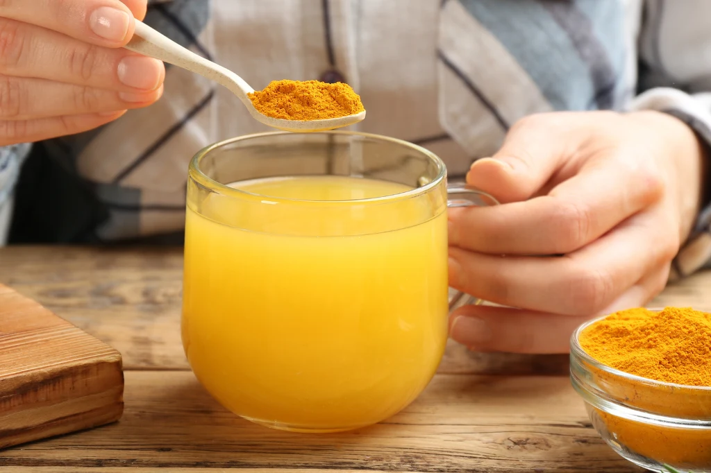 Kurkuma jest zdrowa, ale należy stosować ją z umiarem Kurkumę pij z wodą na trawienie lub smaruj nią stawy