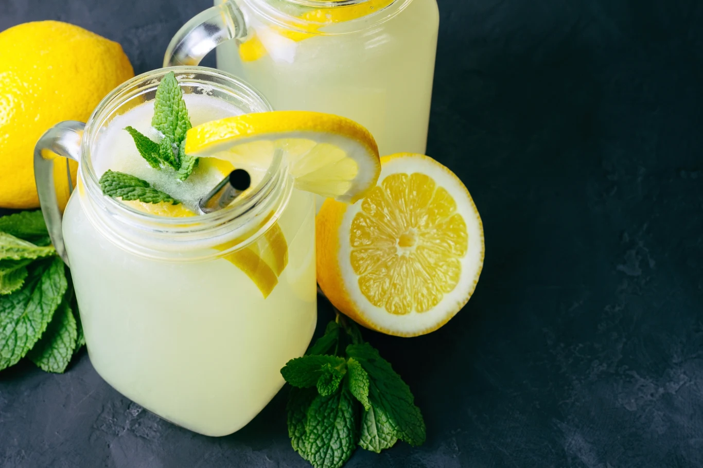 Do lemoniady cytrynowej warto dodać świeże plastry cytryny, mięte oraz kostki lodu. Do lemoniady cytrynowej warto dodać świeże plastry cytryny, mięte oraz kostki lodu.