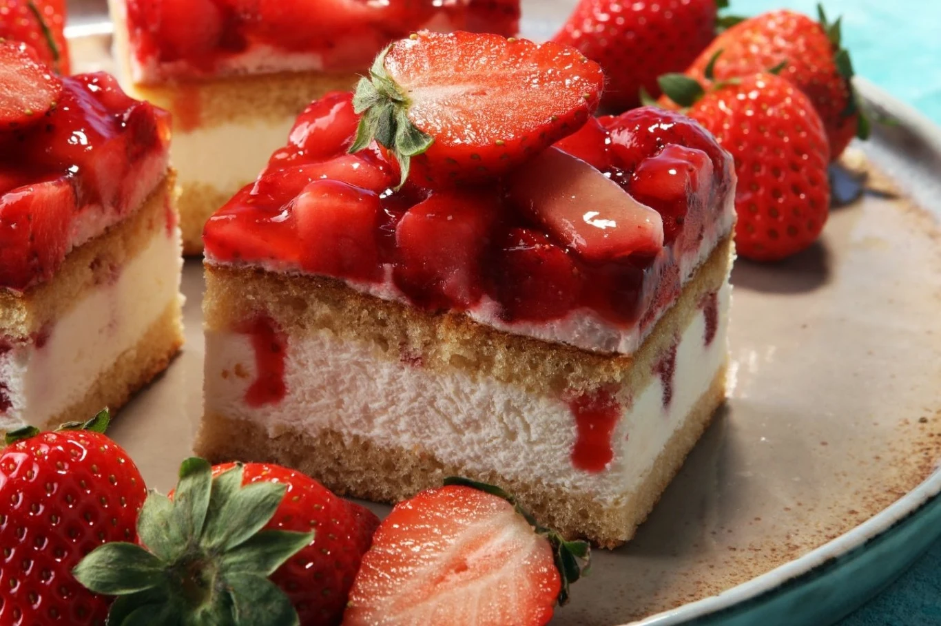 Ciasto "Truskawkowa Pełnia" rozpływa się przy każdym kęsie Ciasto "Truskawkowa Pełnia" rozpływa się przy każdym kęsie