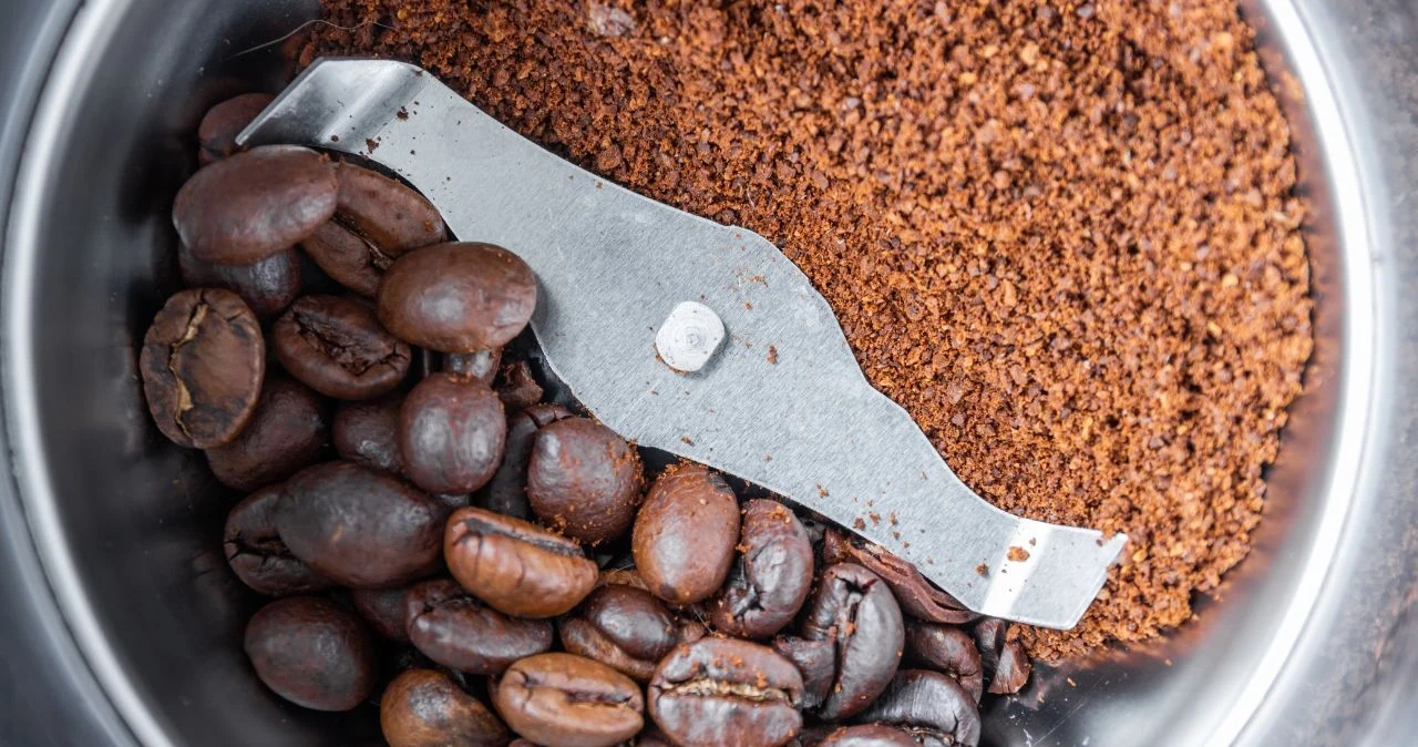 Młynek do kawy wymaga regularnego czyszczenia. Najlepiej użyć ryżu, by pozbyć się zabrudzeń. 
